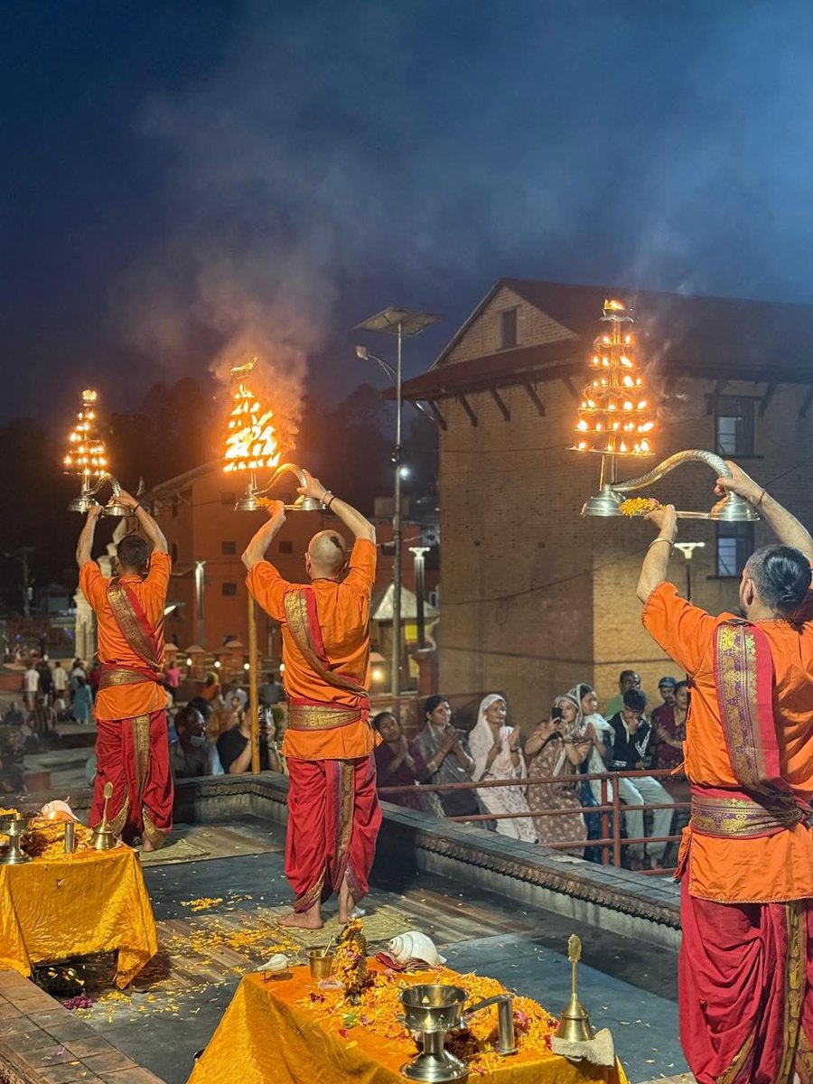 RONBupdates's tweet photo. Peaceful Sandhya Aarati at Pashupati Temple. ❤️🕉️

Pic. Bibek Dhakal https://t.co/av61iey1Hz