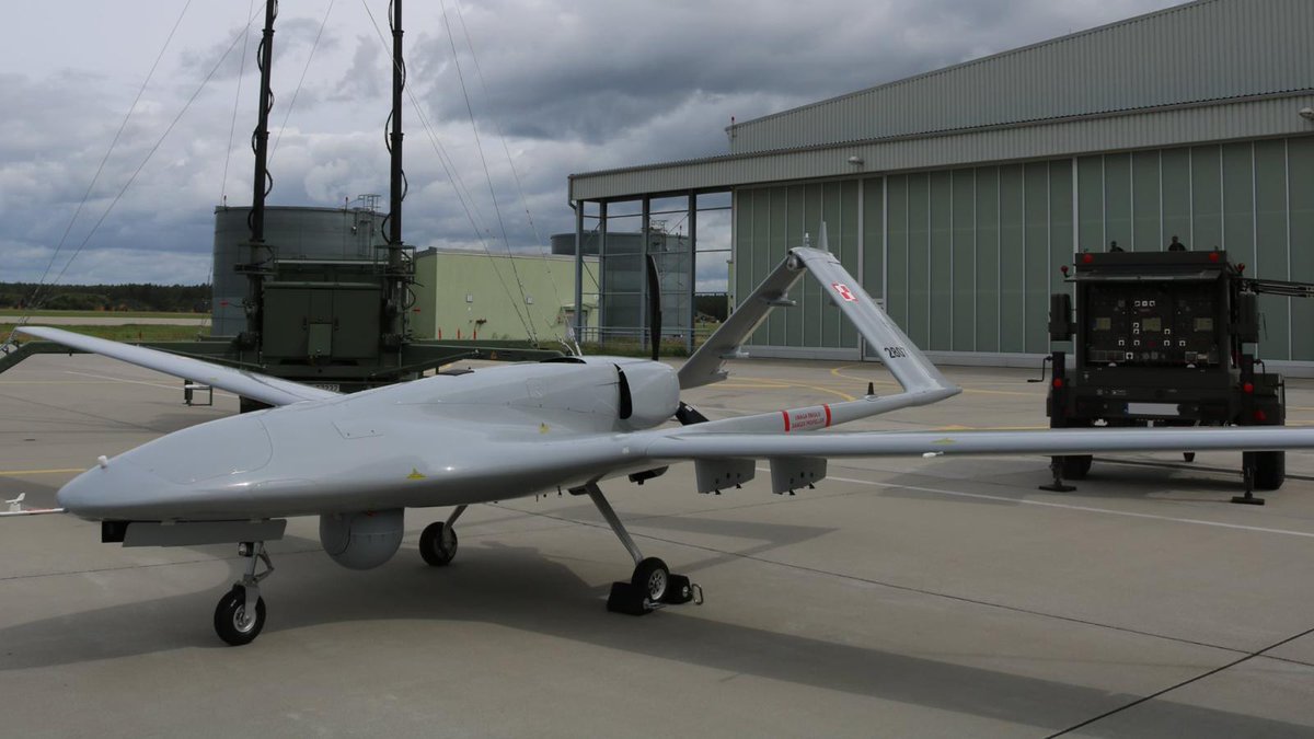 pawelbejda's tweet image. ‼️Intensyfikujemy proces szkolenia operatów dronów w @LWojskowa ! @AgencjaUzbr podpisała aneks z @BaykarTech na dodatkowe symulatory #Bayraktar #TB2. Jeden z nich trafi do 41 Bazy Lotnictwa Szkolnego w Dęblinie.
@MON_GOV_PL