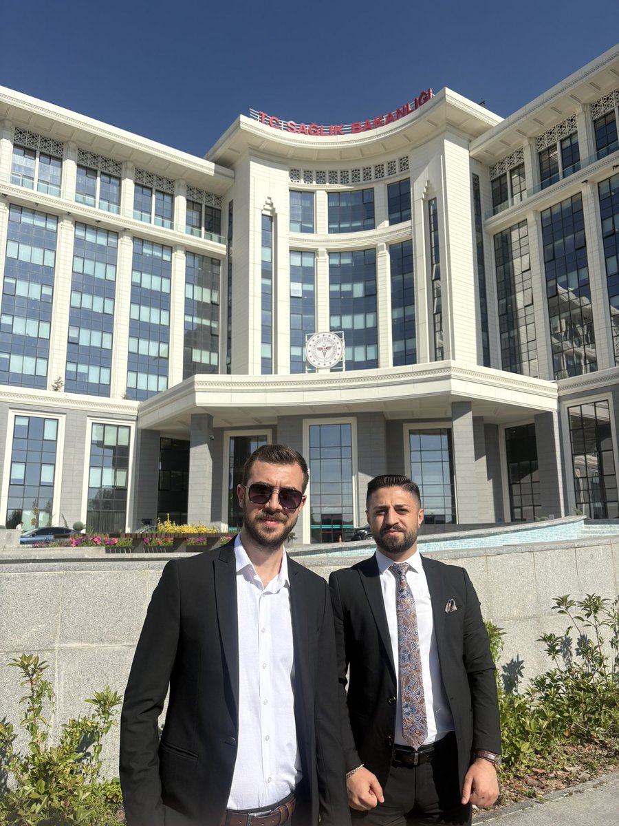 Bakanlıkta kim, hangi katta bilmeyen, numaraları yetkililerin telefonlarında kayıtlı olmayan, başka kişilerin aldığı bilgilerle etkileşim almaya çalışan arkadaşa söylüyorum. 

Hani bana soruyorsun ya “Paramedik kaça sapar sence?” diye. Gel sana aldığım bilgiyi direkt aktarayım