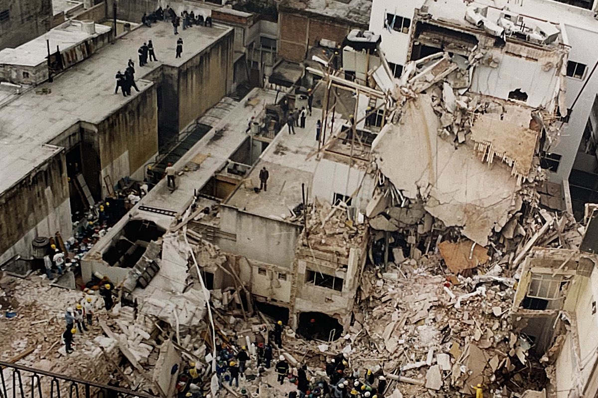 ATENTADO A LA AMIA: 31 AÑOS DE IMPUNIDAD

El polvo comienza a bajar, las sirenas de las ambulancias no cesan pero el dolor de la gente de al rededor se deja oír. A esta hora, 31 años atrás, tuvo lugar uno de los atentados terroristas más importantes de nuestra historia, que dejó