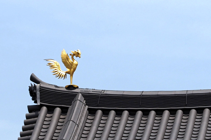 平等院【京都府宇治市】

写真では何度も見ている国宝・鳳凰堂だが、緑の池の中島に、ポッカリ浮いた不思議な景観は生で観ると感動もひとしお。

平安時代に関白 藤原頼通が建立した阿弥陀堂で、堂内には金色の阿弥陀如来坐像が鎮座。壁に現存日本最古の大和絵が残る、歴史を感じる厳かな空間だった。