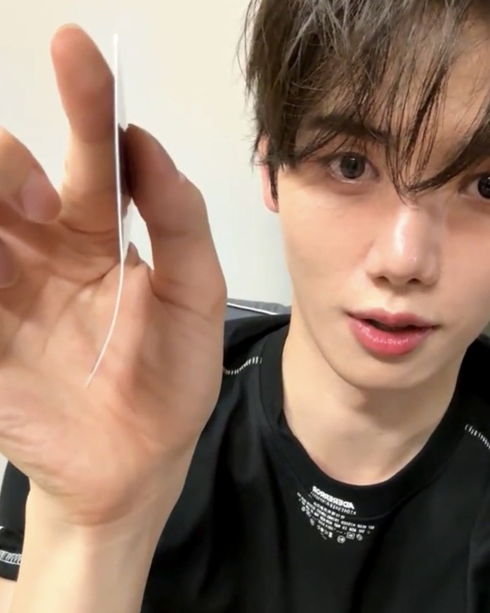 포카 잘 나와서 러비티 보여주려고 챙겨왔는데 
주머니에 넣어놓고 라이브해서 휨
강민희 바부얔ㅋㅋㅋㅋㅋ