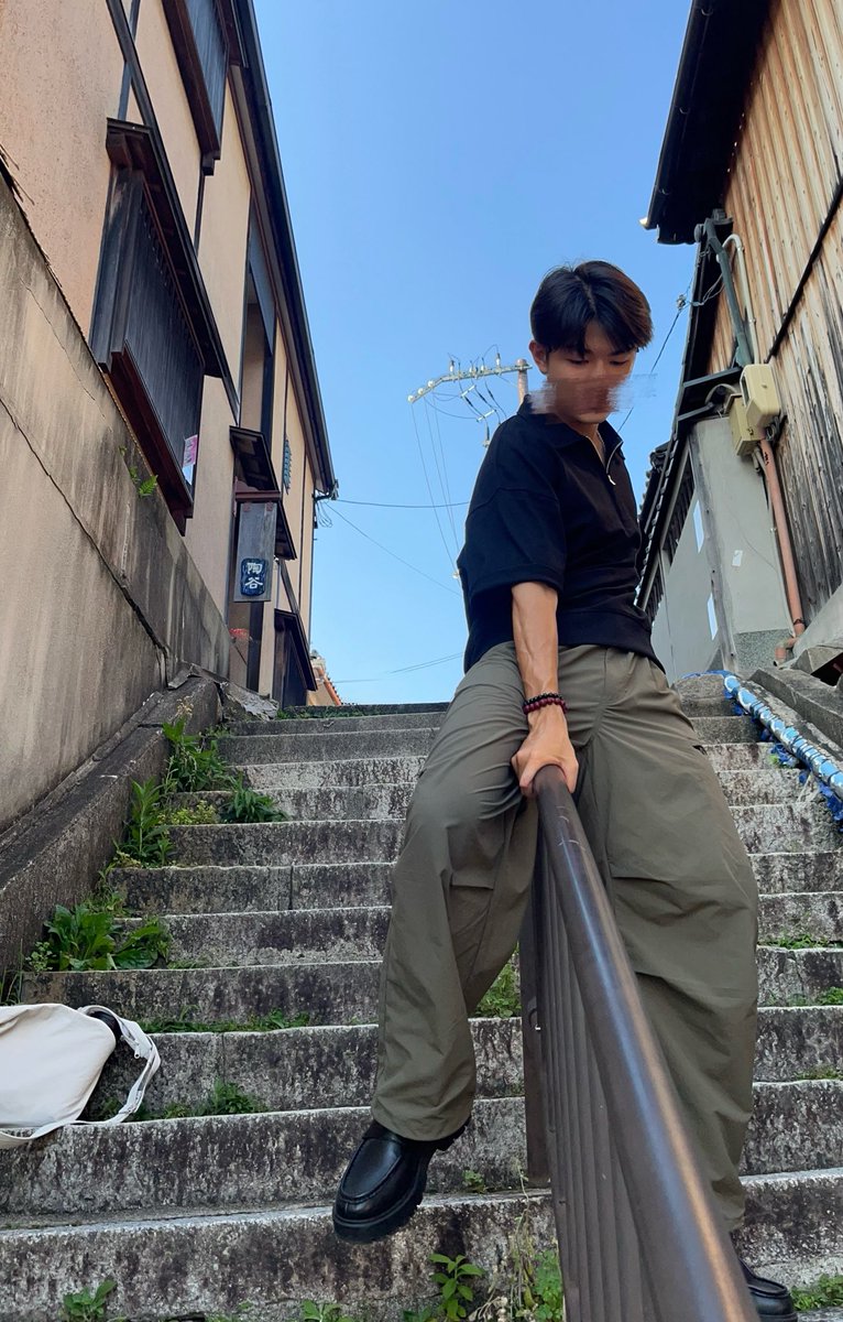 young16051111's tweet photo. 明明可以好好拍照
硬要玩樓梯
（跟我出門大概率每天會看到 https://t.co/Rd5HgFZB4L