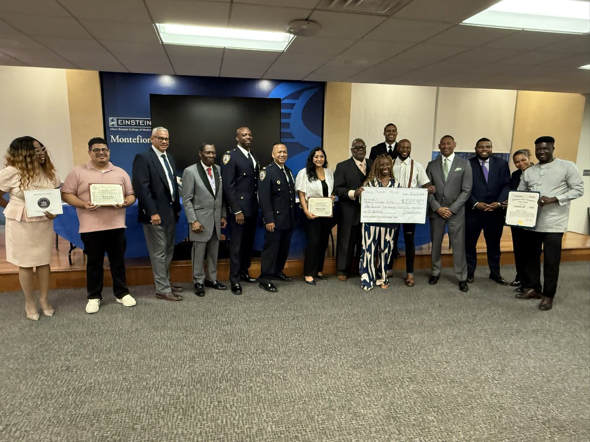 KristyMarmorato's tweet image. Last night our office was proud to present citations to 4๏ธโฃ impressive high school seniors that earned scholarships from the @NYPD49Pct Clergy Council!
Congratulations to Jaleel, Shaniyah, Shayne, and Stanton on your achievements! ๐๐
