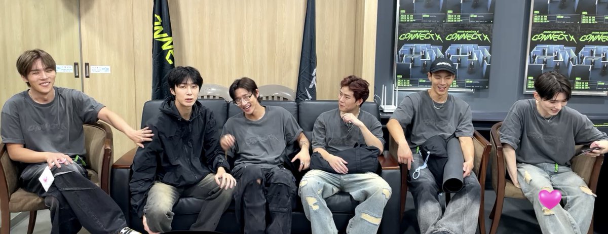 방수에 ㄹㅇ 진심이야 
바람막이 방수 가능해요?라는 질문에
냅다 생수 부어보고
결국 비 안올 때 입으세요.라고 함
이거 적는데 또 뒤에 상품 방수 확인함
아오 진짜 비스타엑스여서 방수에 진심인가요