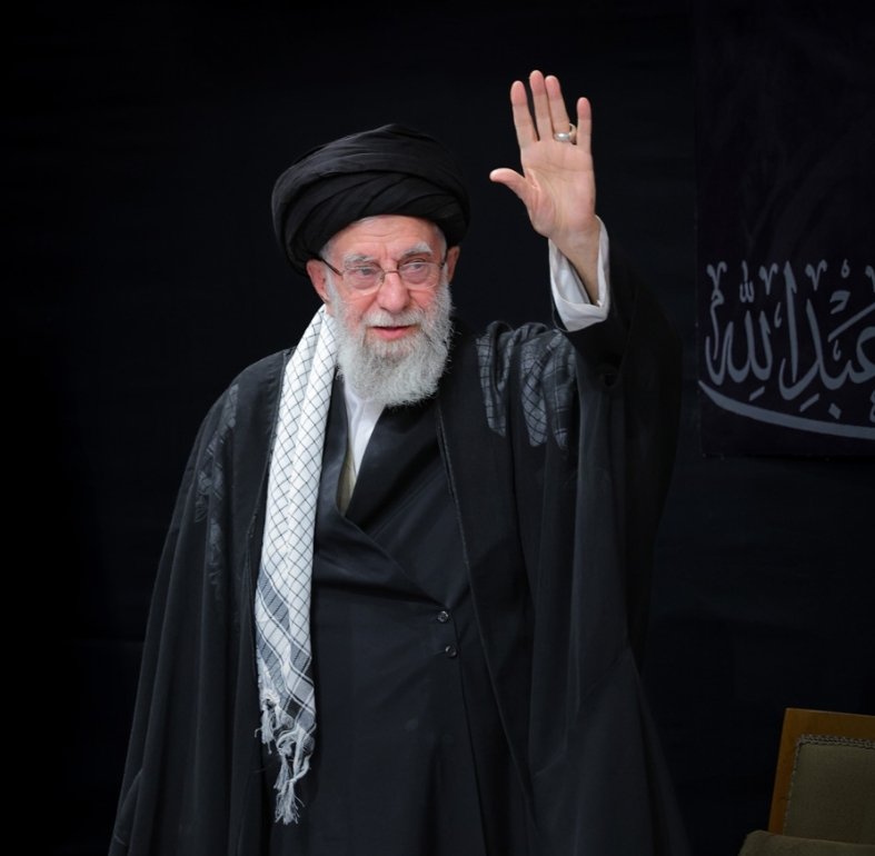 MamaneReza's tweet image. همه راه های سیاسی رو رفتم، تو کوچه پس کوچه های حزبی دور زدم، هیچ کجا امن تر از زیر سایه تو نبود. آقای من! بدون که اینجا هم دختری هست که حاضره با افتخار فدایی تو باشه. رو منم حساب کن🌷❤️