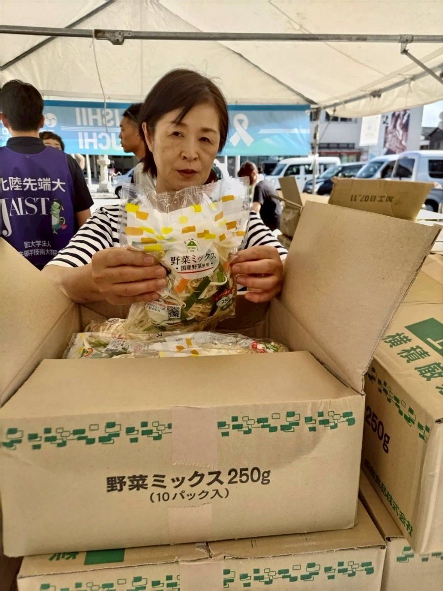 kennoguchi0821's tweet image. 7月12日(土)
重蔵神社で55回目の野菜プロジェクトを行いました。
梅雨明けしない暑い日でしたが、341名の方が来てくれました。
配った野菜
シイタケ 450パック
ジャガイモ 450袋
ミックス野菜 450パック
エリンギかカットシメジ 各240パック
今回は、きのこ類を中心に配布しました。…