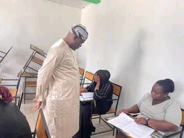 yaw_eduful_'s tweet photo. The Teacher Licensure Examination commenced today. The Honourable Minister of Education and MP for Tamale South was at Accra High School to supervise and see to the smooth conduct of today’s paper.

#AbanPapaAba
#GovernmentAccountabilitySeries 
#TheHarunaEffect https://t.co/xLyx3sJXDX