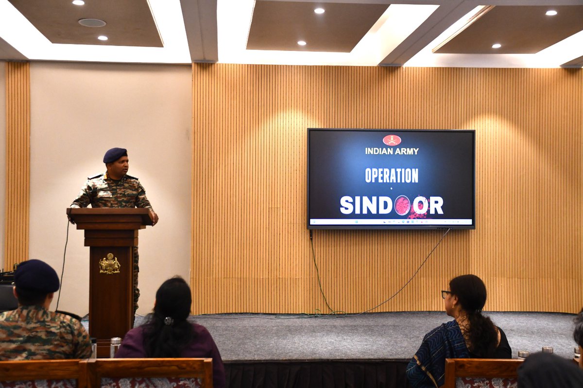 KonarkCorps's tweet image. “Fearless Hearts, Relentless Action”

#BlazingSkiesBrigade conducted an Outreach Programme for Mayo College Girls School &amp;amp; Mayo College in #Ajmer. The talk, attended by more than 1400 faculty &amp;amp; students, highlighted the remarkable success of #IndianArmy during #OperationSindoor.