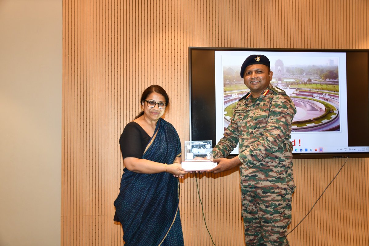 KonarkCorps's tweet image. “Fearless Hearts, Relentless Action”

#BlazingSkiesBrigade conducted an Outreach Programme for Mayo College Girls School &amp;amp; Mayo College in #Ajmer. The talk, attended by more than 1400 faculty &amp;amp; students, highlighted the remarkable success of #IndianArmy during #OperationSindoor.