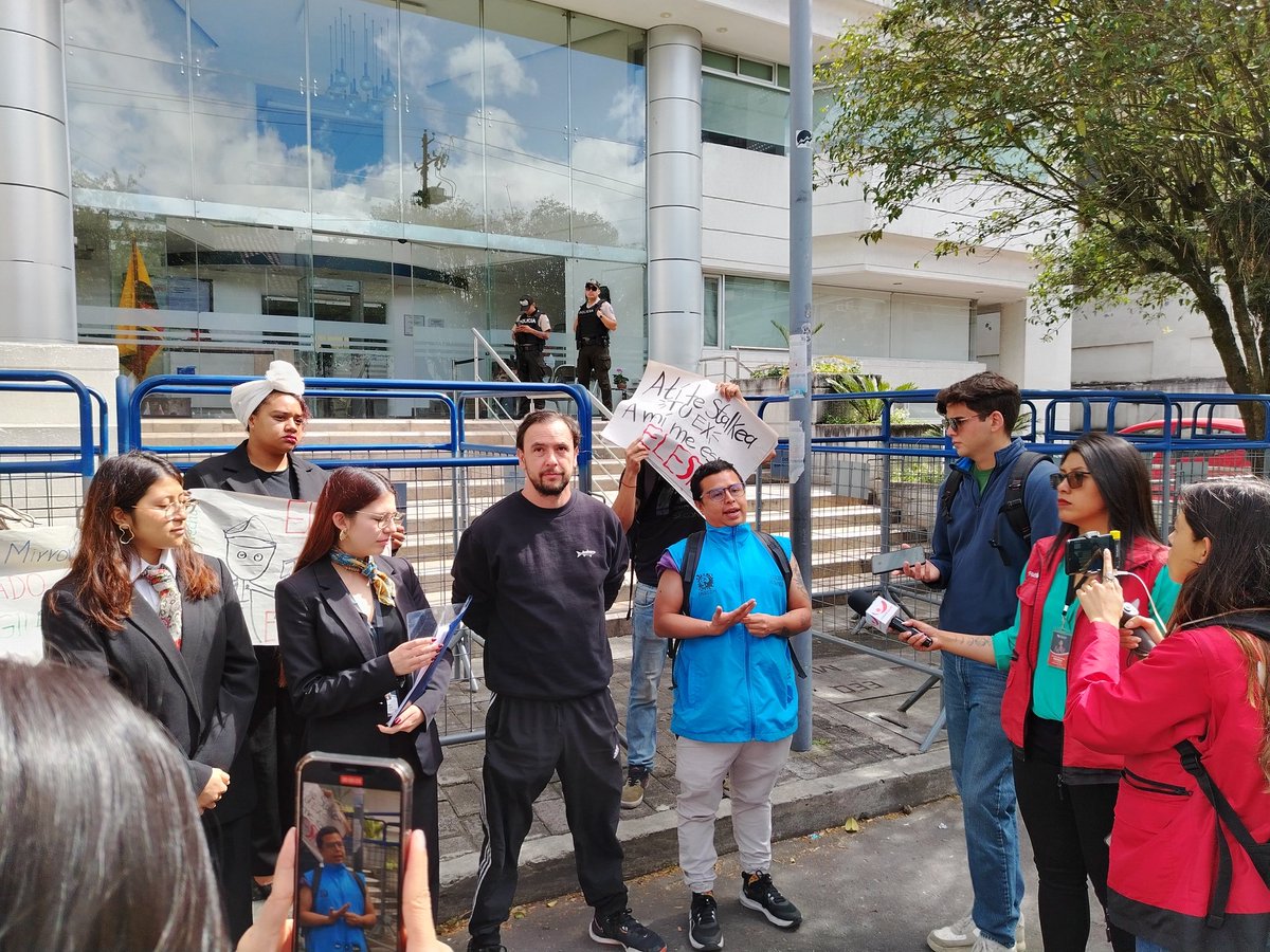 INREDH (@inredh1) on Twitter photo #DefiendeTusDerechos | 🔴 #AHORA Empieza Rueda de Prensa. Fundación Inredh junto al <a href="/CDHGYE/">CDH.GYE</a>, <a href="/TCMujer/">Taller de Comunicación Mujer</a> y <a href="/LaLibreTech/">LaLibre Tecnologías Comunitarias</a> presentan ante la <a href="/CorteConstEcu/">Corte Constitucional</a> una acción de inconstitucionalidad contra varios artículos de la Ley Orgánica de Inteligencia. #DefiendeTusDerechos | 🔴 #AHORA Empieza Rueda de Prensa. Fundación Inredh junto al <a href="/CDHGYE/">CDH.GYE</a>, <a href="/TCMujer/">Taller de Comunicación Mujer</a> y <a href="/LaLibreTech/">LaLibre Tecnologías Comunitarias</a> presentan ante la <a href="/CorteConstEcu/">Corte Constitucional</a> una acción de inconstitucionalidad contra varios artículos de la Ley Orgánica de Inteligencia.