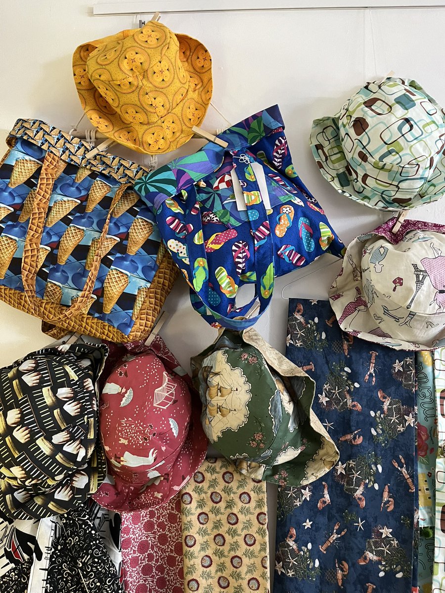 WorgInfo's tweet image. Lovely exhibition of beautiful bags, sun hats and scarves all made by local resident Penelope Dearsley. All items for sale and all very good value! Go check it out at @CafeDeliFelice on Albion Street until Saturday 26th July: one more week. #CommonThreads #MadeInBermondsey