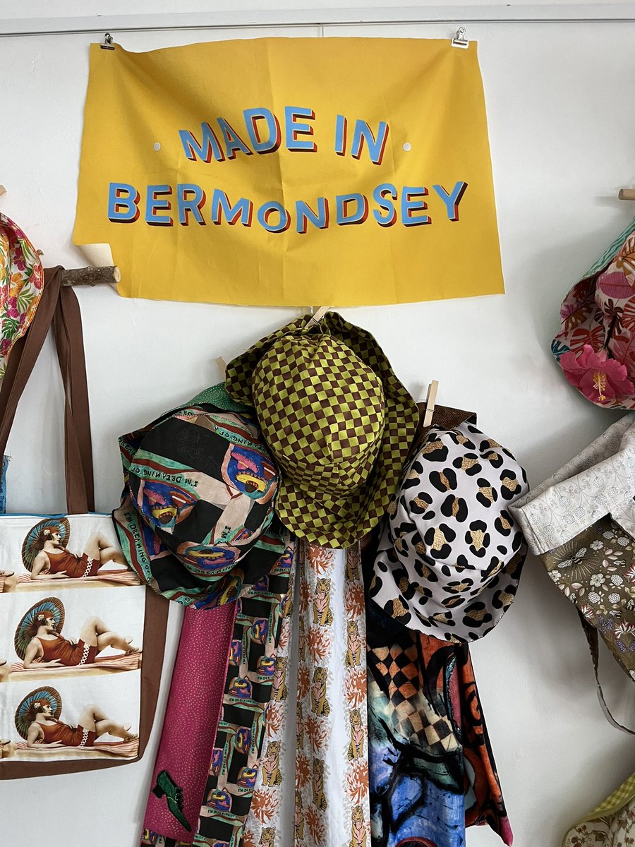 WorgInfo's tweet image. Lovely exhibition of beautiful bags, sun hats and scarves all made by local resident Penelope Dearsley. All items for sale and all very good value! Go check it out at @CafeDeliFelice on Albion Street until Saturday 26th July: one more week. #CommonThreads #MadeInBermondsey