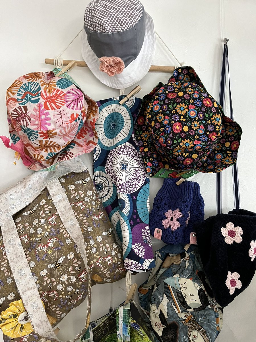 WorgInfo's tweet image. Lovely exhibition of beautiful bags, sun hats and scarves all made by local resident Penelope Dearsley. All items for sale and all very good value! Go check it out at @CafeDeliFelice on Albion Street until Saturday 26th July: one more week. #CommonThreads #MadeInBermondsey