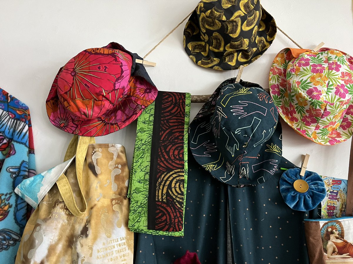 WorgInfo's tweet image. Lovely exhibition of beautiful bags, sun hats and scarves all made by local resident Penelope Dearsley. All items for sale and all very good value! Go check it out at @CafeDeliFelice on Albion Street until Saturday 26th July: one more week. #CommonThreads #MadeInBermondsey