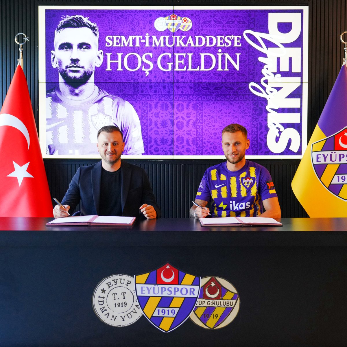 eyupsporkulubu's tweet photo. ikas Eyüpspor’a Hoş Geldin Denis Drăguș! 💜💛

ikas Eyüpspor’umuz, tecrübeli Rumen forvet Denis Drăguș'u 1 yıllığına kiralık olarak kadrosuna kattı.

Asbaşkanımız Fatih Kulaksız:
"Öncelikle bu transferin gerçekleşmesinde bizlere kolaylık sağlayan Trabzonspor Kulübü'ne ve Trabzonspor Başkanı Sayın Ertuğrul Doğan'a Asbaşakanı Zeyyat Kafkas'a ve Başkan Yardımcısı İbrahim Şahinkaya'ya teşekkür ediyorum.

Drăguș Süper Lig'den tanıdığımız ligimizi de bilen önemli bir oyuncu. Aynı zamanda Romanya A Milli Takımı'nın da ilk 11 oyuncularından. Sezon sonu da Dünya Kupası'nda oynayacak dolayasıyla Drăguș'un bize çok ciddi katkı vereceğini ve çok önemli bir performans ortaya koyacağını düşünüyorum. Kendisini de burada Dünya Kupası için en iyi şekilde hazırlayacağını düşünüyorum. Bu transferin her iki taraf için de hayırlı olmasını diliyorum."

Denis Drăguș:
"ikas Eyüpspor’a katıldığım için çok mutluyum. Bana gösterilen ilgi ve bu transferin gerçekleşmesi için harcanan çaba, burada olmamda büyük rol oynadı.

ikas Eyüpspor, daha önce de sahada başarılı bir şekilde mücadele eden güçlü bir takım. Ben de kariyerimin bu yeni döneminde, ikas Eyüpspor’un başarısı için mücadele etmeye ve kulübümle birlikte yeni zaferler kazanmaya can atıyorum."

Denis Drăguș’a Semt-i Mukaddes'e 'Hoş Geldin' diyor; eflatun sarılı formayla nice zaferler diliyoruz.