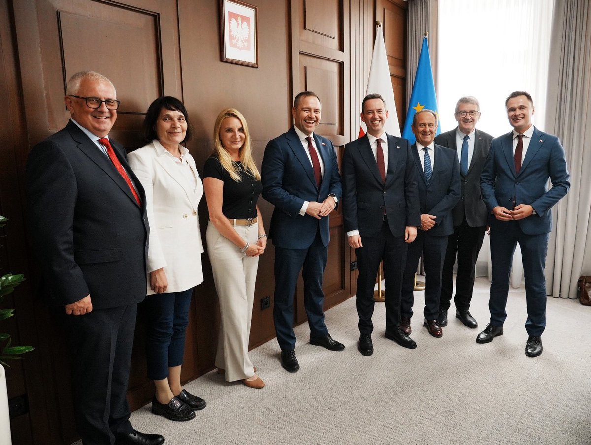Dziękuję <a href="/NawrockiKn/">Karol Nawrocki</a> za zaproszenie i spotkanie w gronie posłów <a href="/Od__Nowa/">OdNowa</a> 💪🇵🇱
Jeśli kampania Karola Nawrockiego była tak intensywna, że już wtedy nie dawali rady, to współczuję rozleniwionej i zblazowanej „uśmiechniętej koalicji”. Po zaprzysiężeniu tempo tylko wzrośnie 😉🔥 Dla