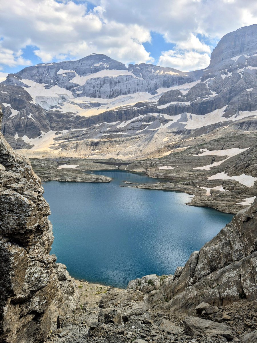 PotuckovaLucie's tweet image. Jsou místa, kde politiku úplně vytěsníte. Jako třeba tohle. Horolezecký bivak 2700 m n.m. s výhledem na Monte Perdido. Trochu to bolí a trochu to bojí sem vylézt. Ale stojí to za to.