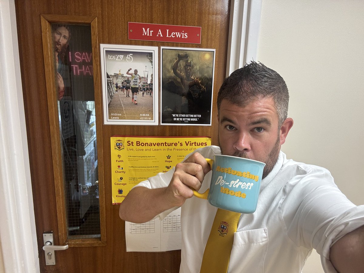AndyLewis_RE's tweet image. OUT OF OFFICE is on. 

Got a lovely mug as a present from a Year 7 and another who wrote in a card that “I make all the difference”.

Happy days. 19 years done. On to the 20th….