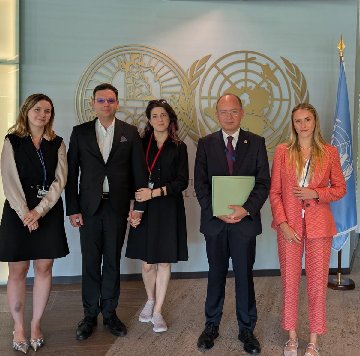 M-am bucurat să-i primesc azi la Curtea Internațională de Justiție a ONU🇺🇳 în Palatul Păcii pe studenții români🇹🇩 ai Academiei de Drept Internațional de la Haga cu care am discutat despre contribuția <a href="/CIJ_ICJ/">CIJ_ICJ</a> la dezvoltarea dr. internațional &amp; la pacea&amp;securitatea internaționale.