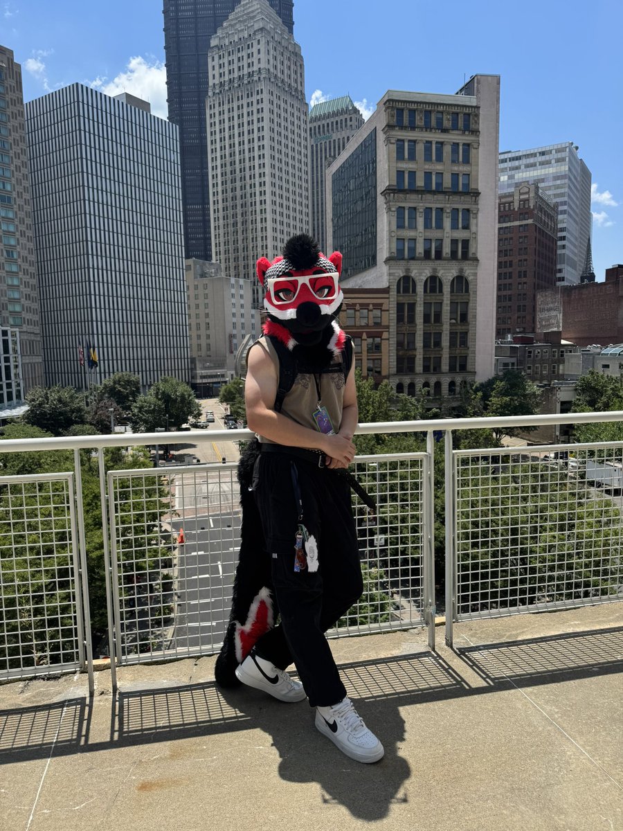 Otter in da big city 🏙️
.
.
#FursuitFriday