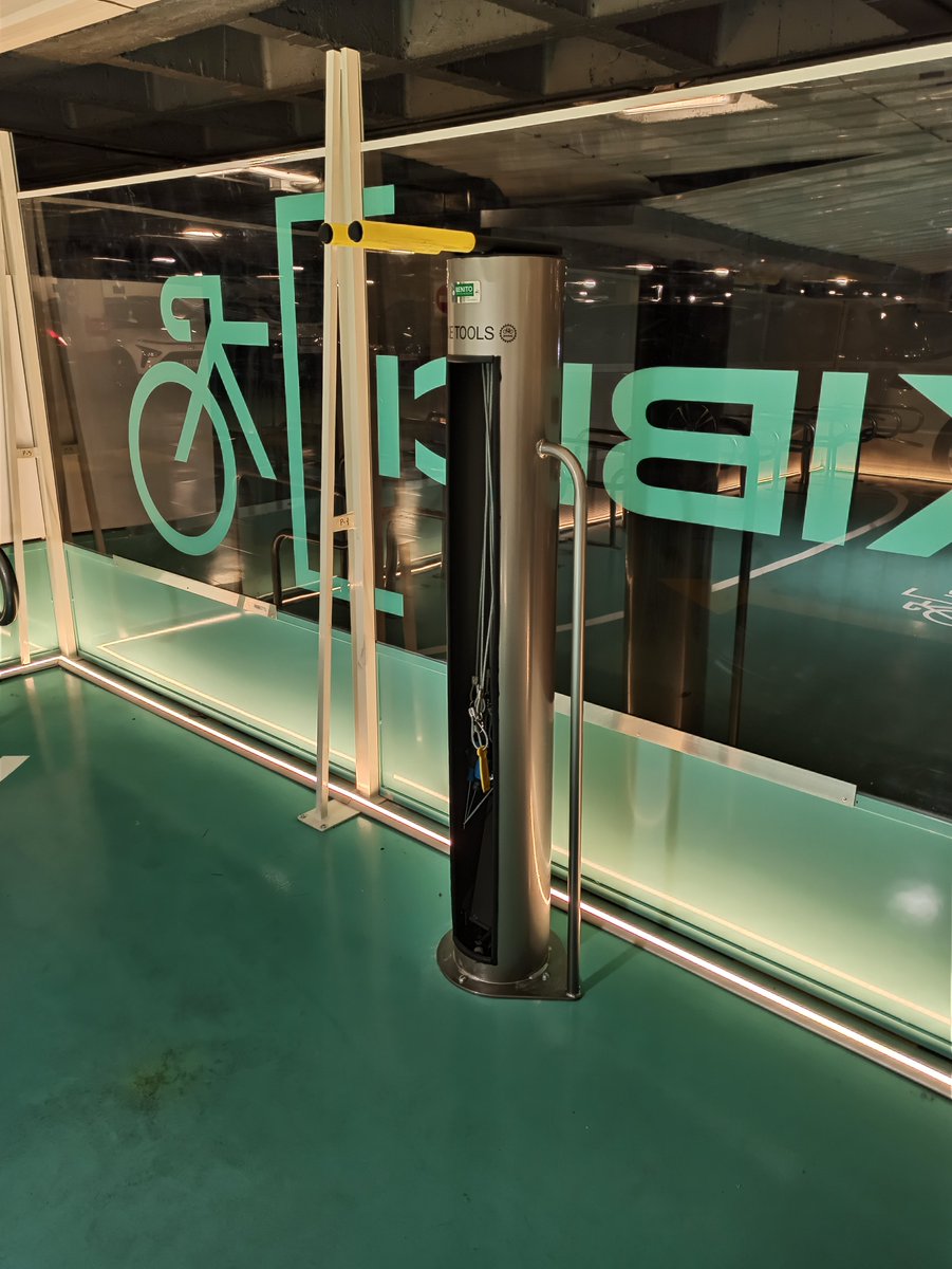 🚲En los Parkibici de gran capacidad, tienes herramienta disponible para poner a punto tu bicicleta