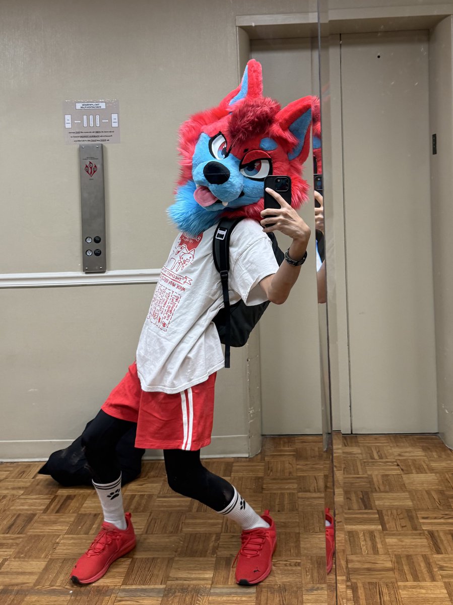 #FursuitFriday my attempt of posing a jojo

somebody pls flex my back out 😵‍💫😵‍💫