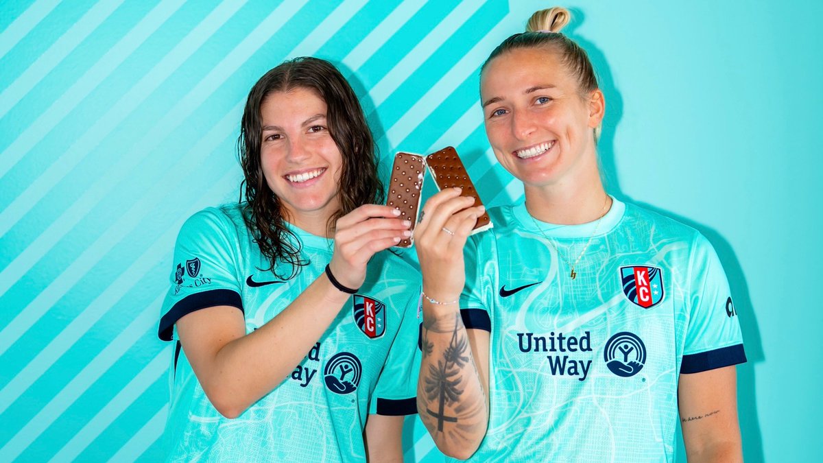 thekccurrent's tweet image. Celebrating #NationalIceCreamDay accordingly 😉
Treat yourself like we are with our partners, @dfamilk! If you're in #KCBABY look for DFA farmer-owned brand like @KempsCows at @HyVee!🍦