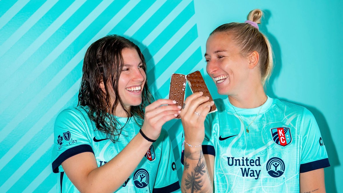 thekccurrent's tweet image. Celebrating #NationalIceCreamDay accordingly 😉
Treat yourself like we are with our partners, @dfamilk! If you're in #KCBABY look for DFA farmer-owned brand like @KempsCows at @HyVee!🍦