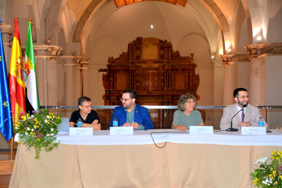 La Universidad de Extremadura celebró por quinto año consecutivo el curso de verano "Arias Montano: el Humanismo en perspectiva multidisciplinar para el siglo XXI" en Fregenal. En el acto inaugural participaron Jesús Conde, Esperanza Vega, Sigfrido Vázquez y Alberto Márquez.