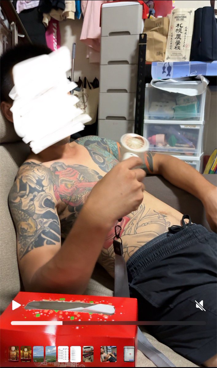 賣弟弟
他剛剛拿我的手持電風扇塞進他的懶趴裡面😡😡😡
我真的氣死😡