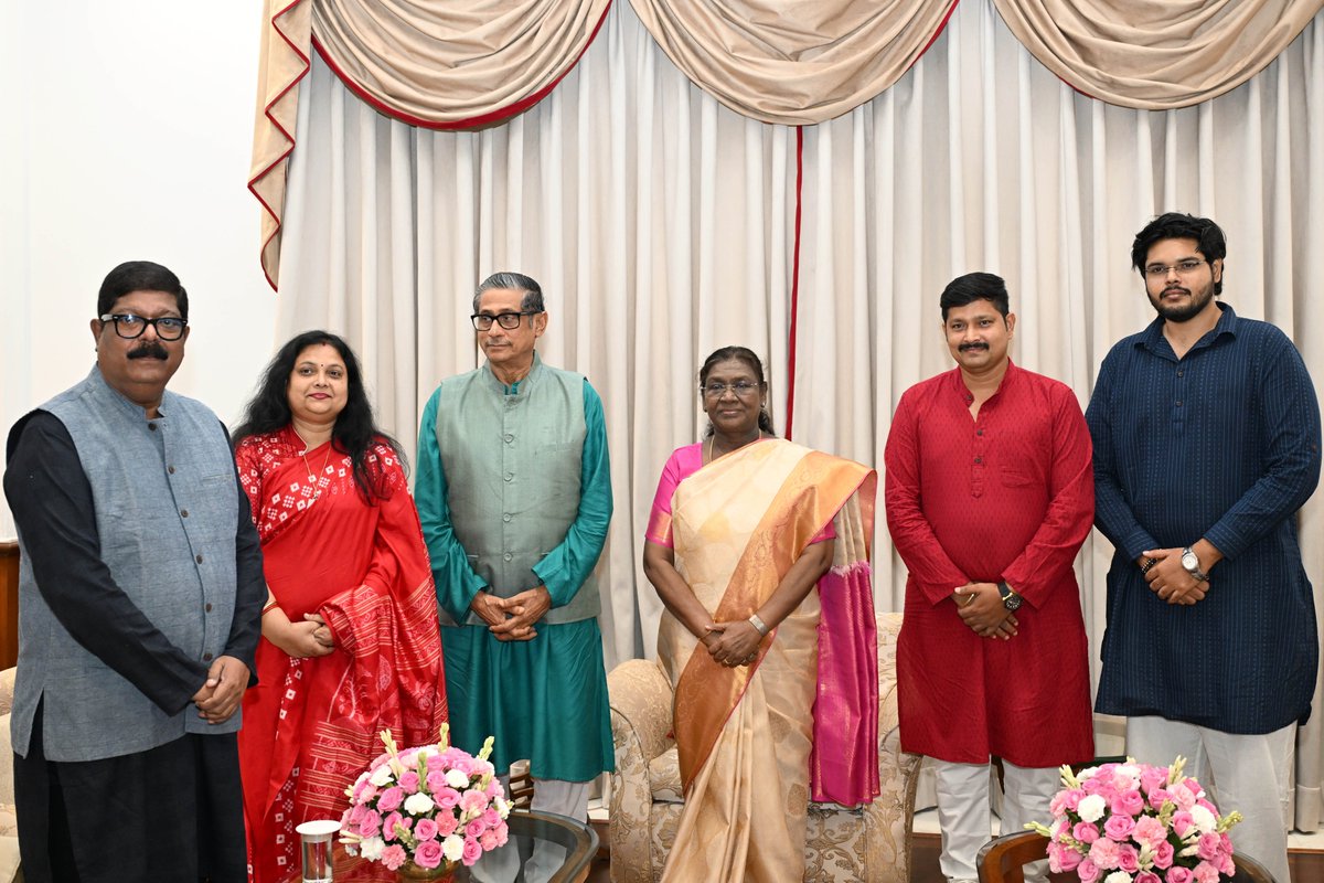 rashtrapatibhvn's tweet image. President Droupadi Murmu watched Odia movie ‘Shri Jagannath Nka Nabakalebara’ at the Rashtrapati Bhavan Cultural Centre. This devotional and historical film traces the origin of sacred Nabakalebara ritual of Mahaprabhu Shri Jagannath. The director, Smt Soubhagyalaxmi Jena, along…