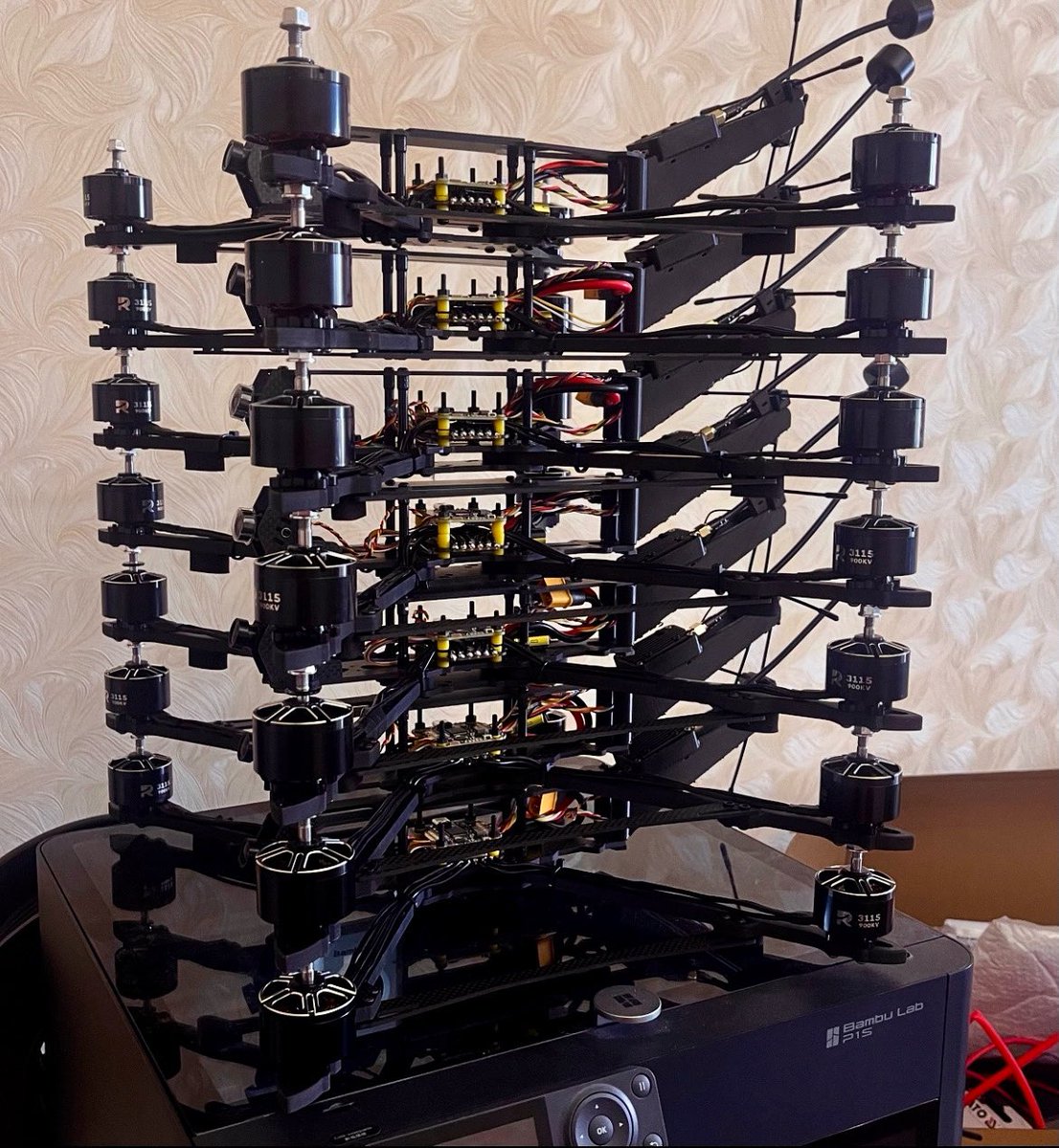 DovesOfFreedom's tweet image. All FPV teams require different specs
on their FPV drones.
It depends of:
-Which area they are working in;
-The distance between the position and the enemy;
-What is the weight for the payload they need to carry;
-What frequencies are currently jammed in AO and which ones they…