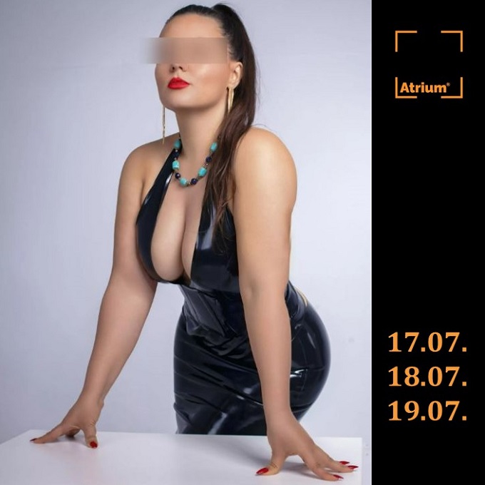 Als ich vor einigen Jahren als junges BDSM-Küken in einem Studio im Ruhrgebiet anfing, begegnete ich dem Dominus. Heute führt mich mein Weg in sein neues, beeindruckendes Studio in Berlin. Komm auch du vorbei.