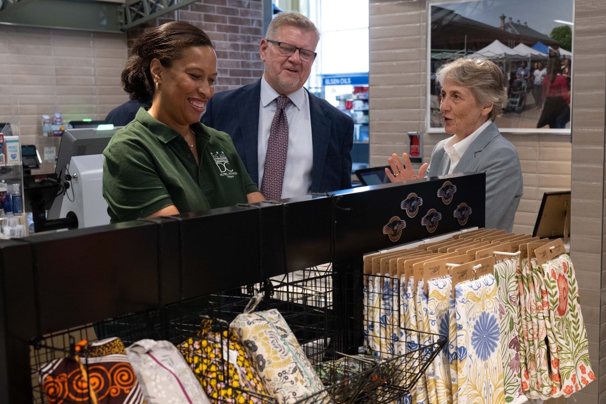 MayorBowser's tweet image. NEW: Eastern Market store at @ReaganAirport. 🛍️✈️
Local businesses aren’t just a driver of DC’s economy, they’re part of what makes our city such a unique travel destination.
As visitors arrive and locals return home, DC culture is now front and center at DCA.