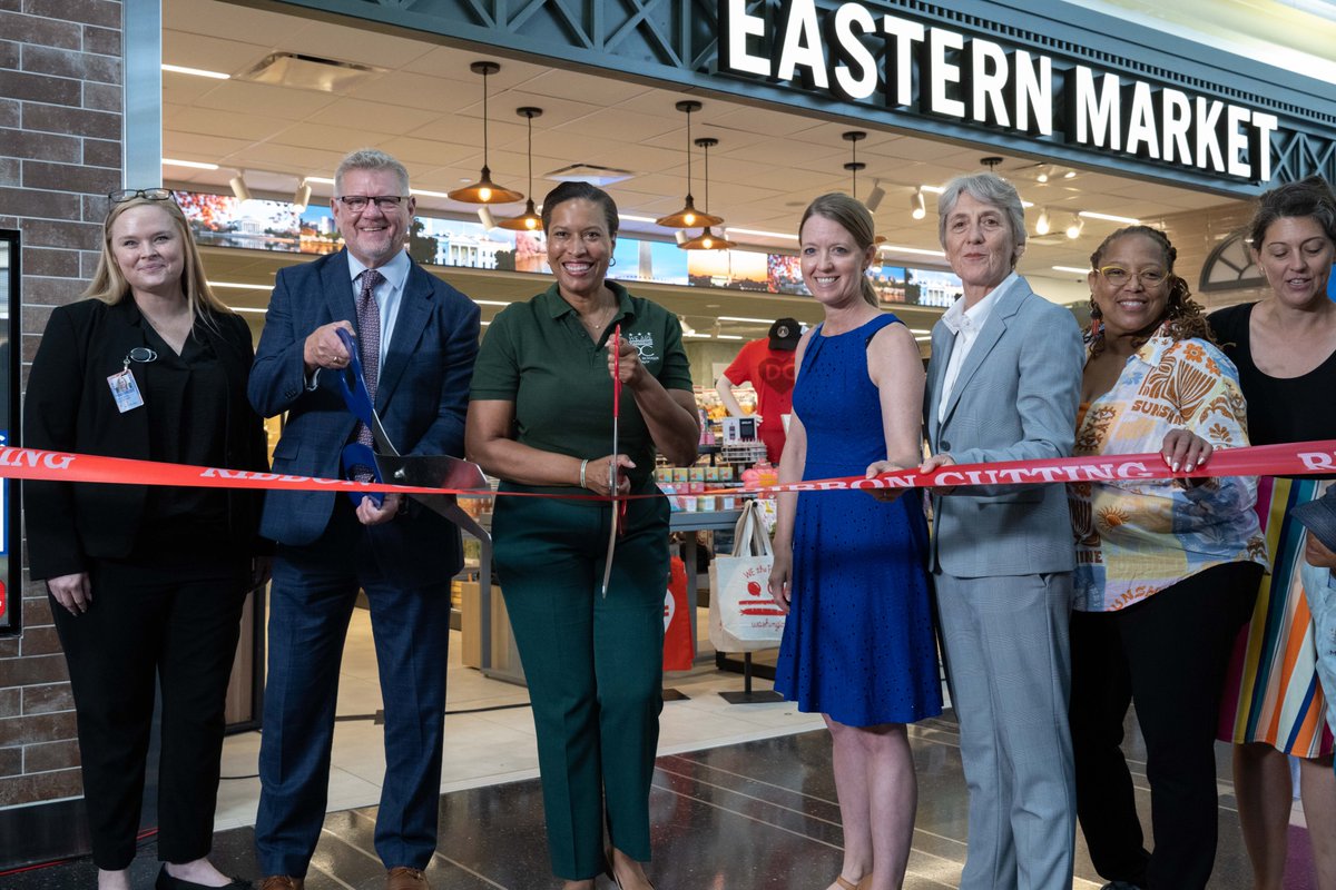 MayorBowser's tweet image. NEW: Eastern Market store at @ReaganAirport. 🛍️✈️
Local businesses aren’t just a driver of DC’s economy, they’re part of what makes our city such a unique travel destination.
As visitors arrive and locals return home, DC culture is now front and center at DCA.