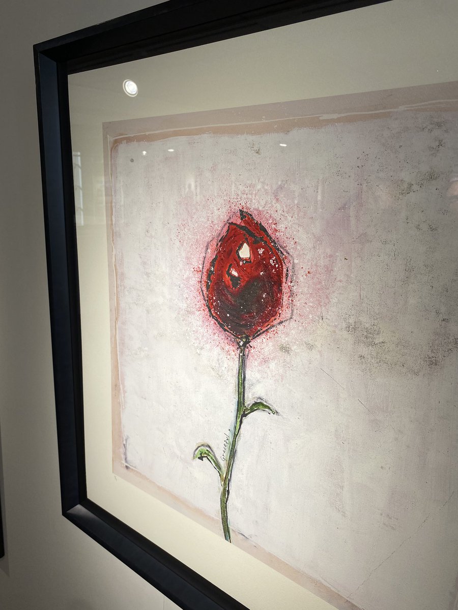 64yks4kc26Human's tweet image. Went to a private art show a while back.
It was a new series of works by Jonny Depp. I had acquired a couple of pieces of his earlier work to add to my pop art collection. Couple of years ago.
I tuned straight into the Rose. This is the one I settled on and add to the health…