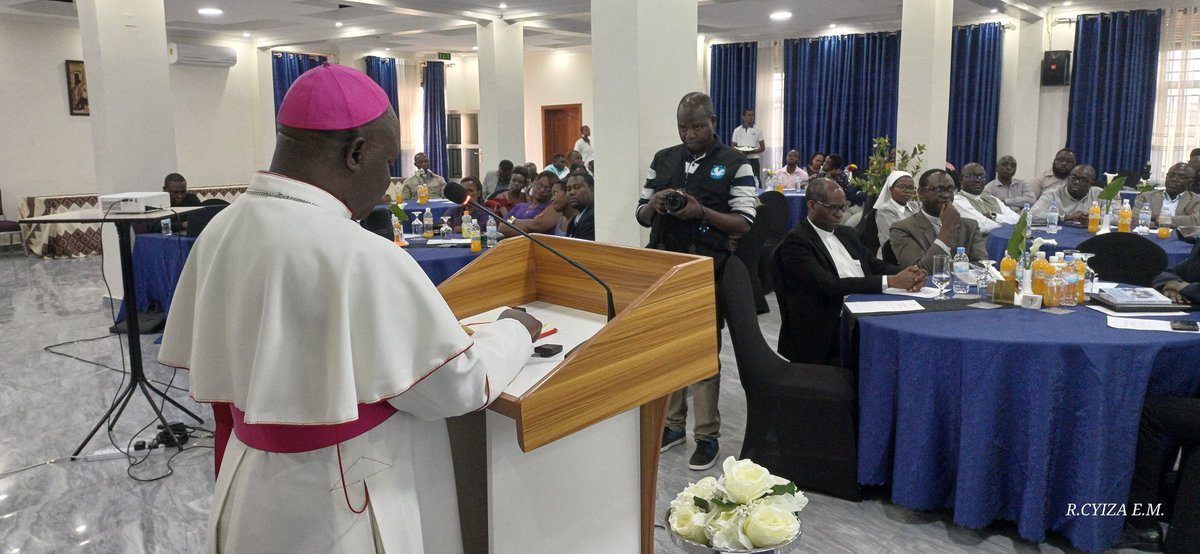 1/3 Myr Balthazar NTIVUGURUZWA, Umwepiskopi wa <a href="/KabgayiOf/">Diocese of Kabgayi</a> mu imurika ry'ubushakashatsi bukubiye mu gitabo 'UBUZIMA MU MYAKA Y'UBUKURE" cyanditswe na Padiri Prof. <a href="/DushimimanaFid8/">Dushimimana Fidèle, PhD</a>, Umuyobozi wa <a href="/ICKKabgayi/">Institut Catholique de Kabgayi (ICK)</a>, ati: "Birashimishije kuba "Chancelier" wa ICK...