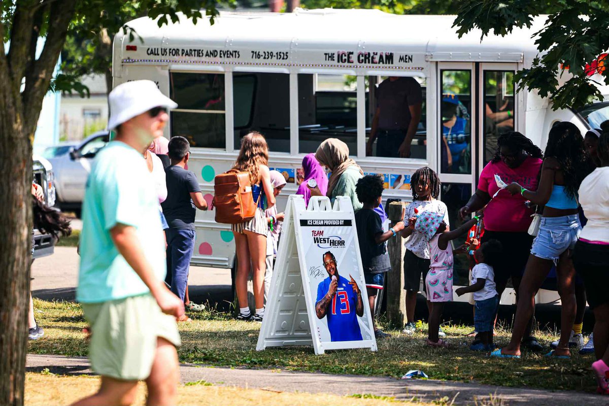 WestHerr's tweet image. We had a great time at @DDawkins66's #716CommUNITYDay with @DionsDreamers, #TrustedGives & many more wellness partners! 🍦
Always fun supporting our #TeamWestHerr family 🙌 ❄️ ☀️ #WestHerrCares