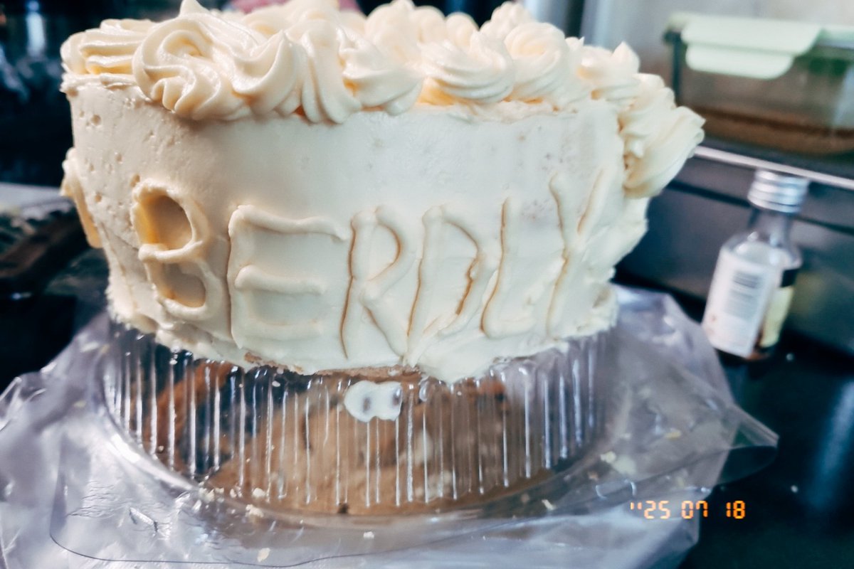 ilovecrowbars's tweet image. i
my friend and i made . cake (betdly(she hates berdly[[its bedly]