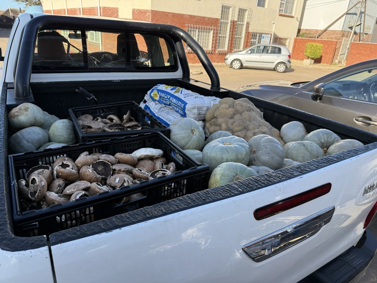 AtholT's tweet image. Thank you so much to Food Forward SA for donating all this food to the Stars Day care centre in Kwanoxolo in NMB, may you alll be blessed on this special Mandela day.