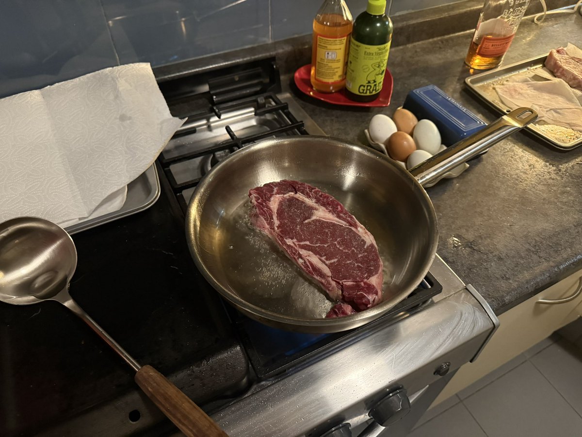 lacomoderdeval's tweet image. cena digna de un pre-cumpleaños y una mejor amiga: steak frites, con salsa au-poivre y ensalada de mostaza provenzal :-)