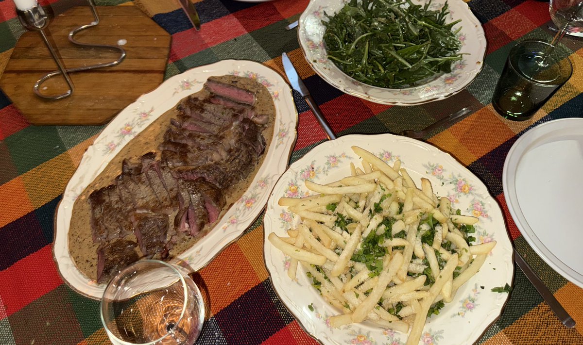 lacomoderdeval's tweet image. cena digna de un pre-cumpleaños y una mejor amiga: steak frites, con salsa au-poivre y ensalada de mostaza provenzal :-)
