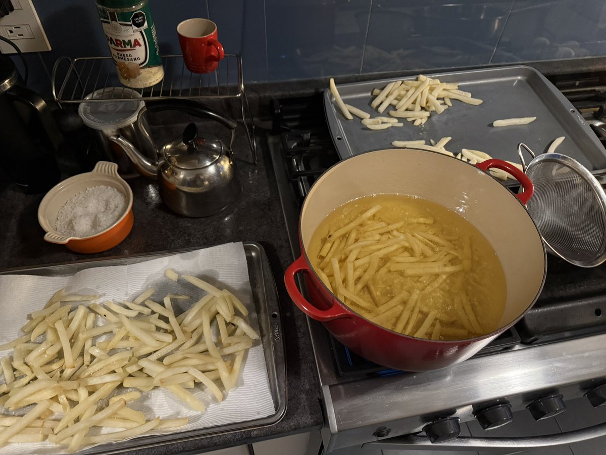 lacomoderdeval's tweet image. cena digna de un pre-cumpleaños y una mejor amiga: steak frites, con salsa au-poivre y ensalada de mostaza provenzal :-)