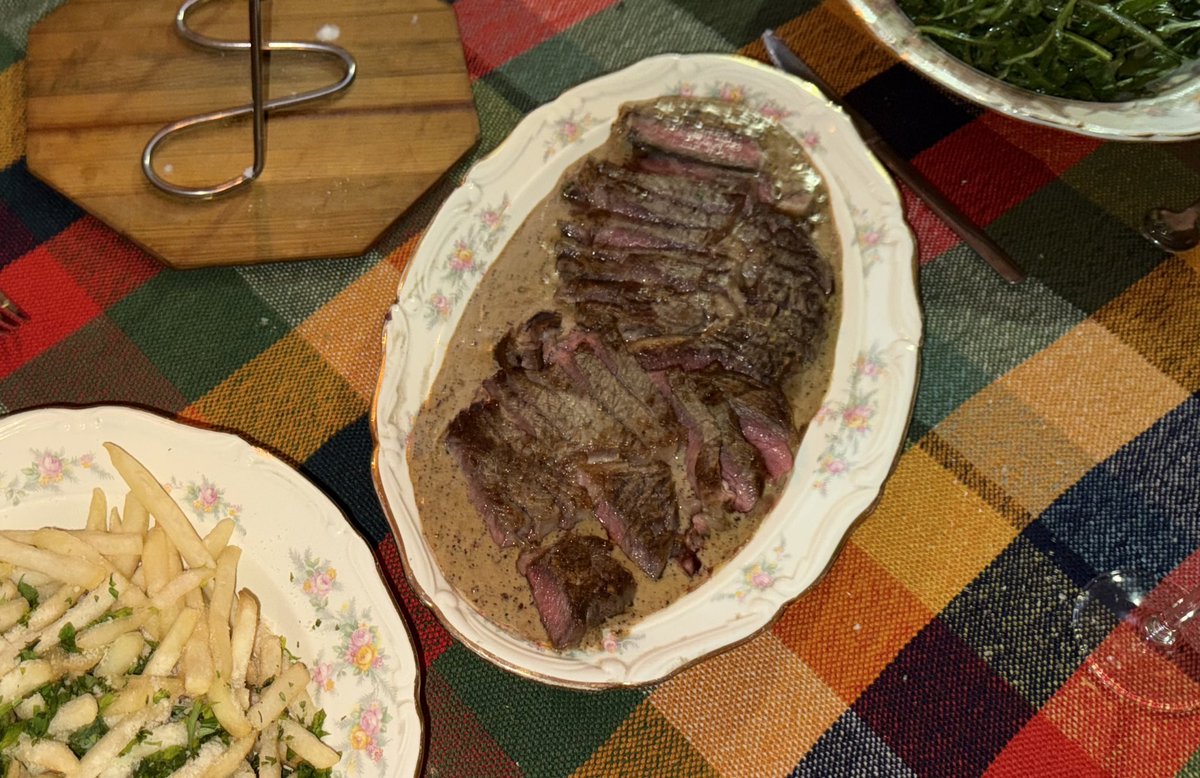 lacomoderdeval's tweet image. cena digna de un pre-cumpleaños y una mejor amiga: steak frites, con salsa au-poivre y ensalada de mostaza provenzal :-)