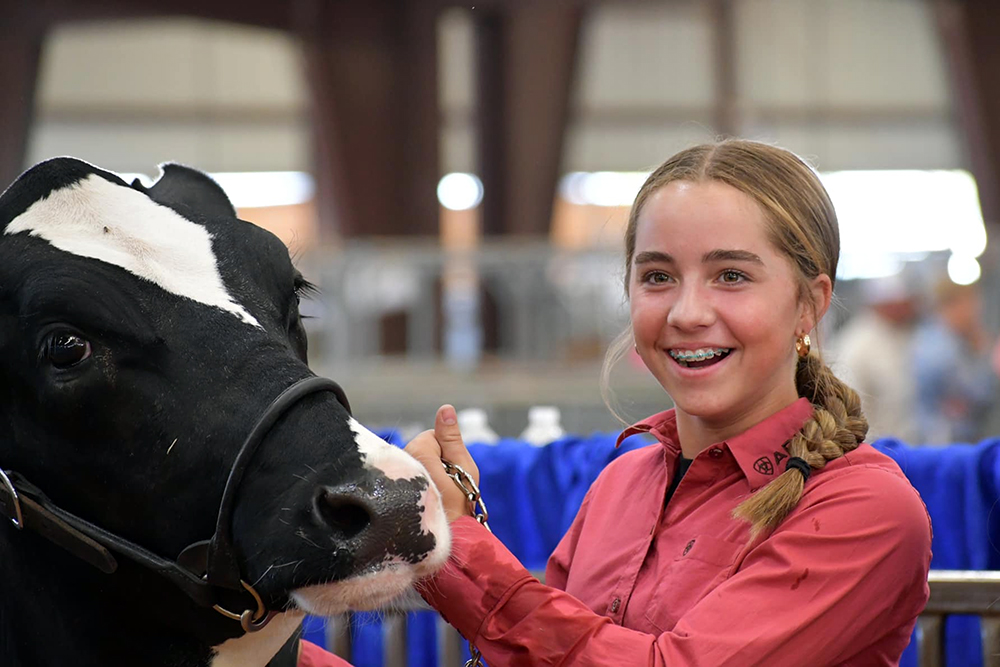 TwisTEDRodeo's tweet image. The @LeaCountyFair Junior LIvestock Sale has seen phenomenal success in recent years, and the fair board has appreciated the support. Organizers are also hoping to surpass those big numbers this year. twistedrodeo.com/2025/07/18/sal… 📸 of Adyson Goff by Marleah Cramer Photography
