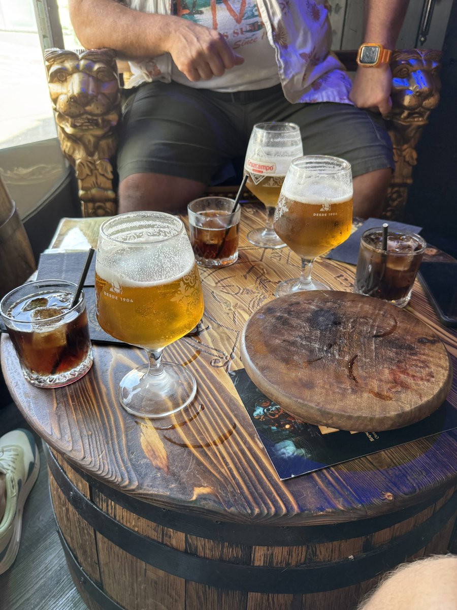 FutureGhost_Boo's tweet image. 4pm, all you can drink / buffet, wish me luck.