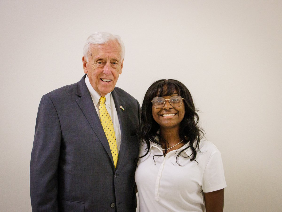 RepStenyHoyer's tweet image. I was glad to meet Amahyree Wells, the #MD05 Black History Month Essay Contest 2025 winner.
Amahyree's writing was engaging and reflective. I commend her ability to connect racial justice & economic fairness in her essay on the impact of Black Americans in the workforce.…