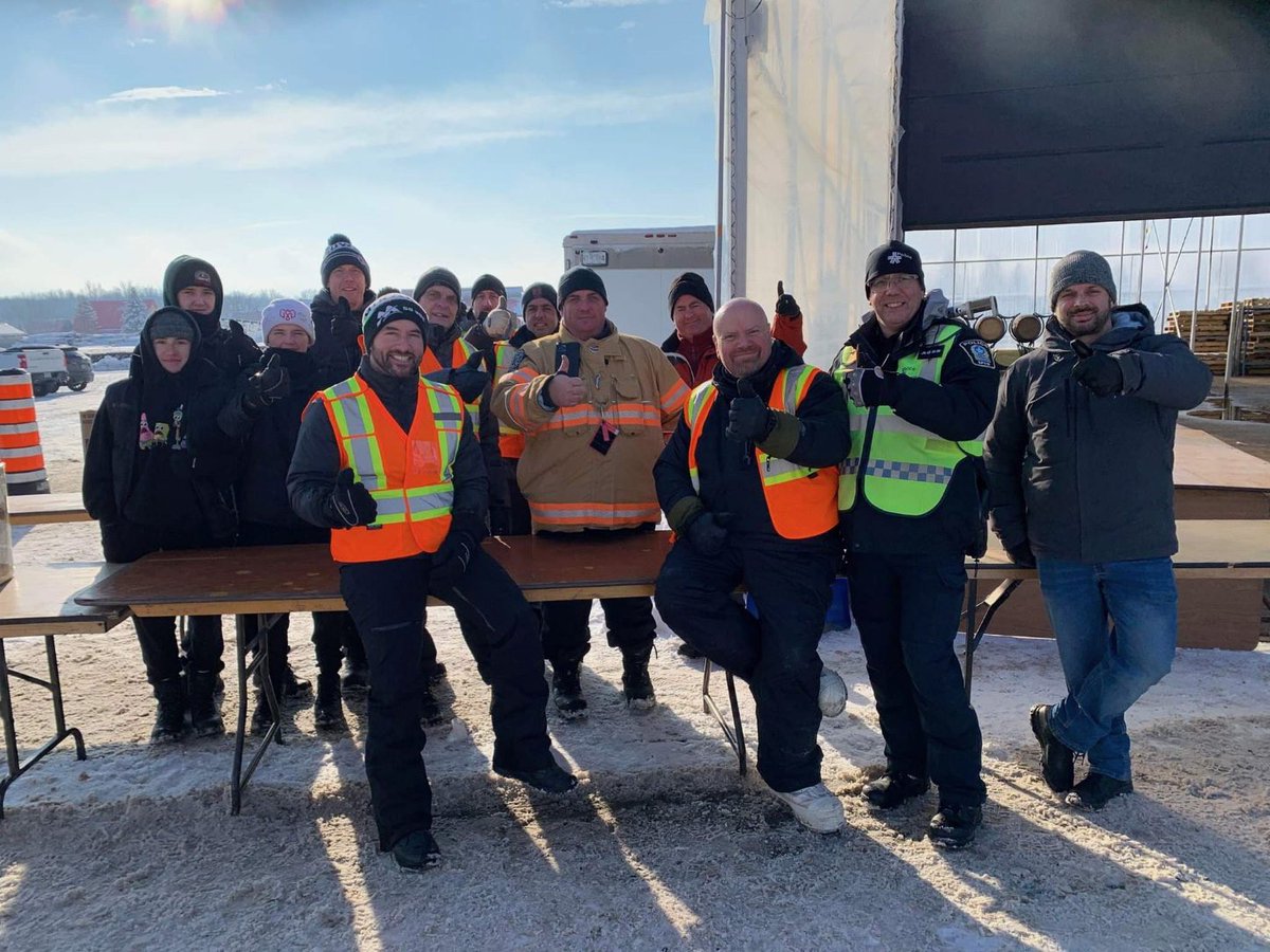 IanLafreniere's tweet image. Repose en paix Patrick Charbonneau. 🤍
Ce sont plusieurs citoyens, amis et employés qui ont fait des témoignages d’amour à la famille du défunt maire de la @VilleMirabel hier.
Il nous a quitté à 46 ans en laissant un legs important! Un papa généreux, impliqué et accessible.…