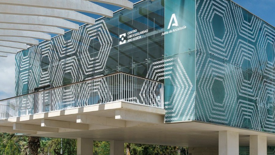 AgenciaDigAnd's tweet image. 🟢 El @CentroCiberAND es una iniciativa estratégica para fortalecer la seguridad digital en Andalucía.
Desde Málaga, impulsa la protección digital, la formación y la cooperación para hacer de nuestra tierra un referente en ciberseguridad.
#AndalucíaDigitalizADA, donde todo…
